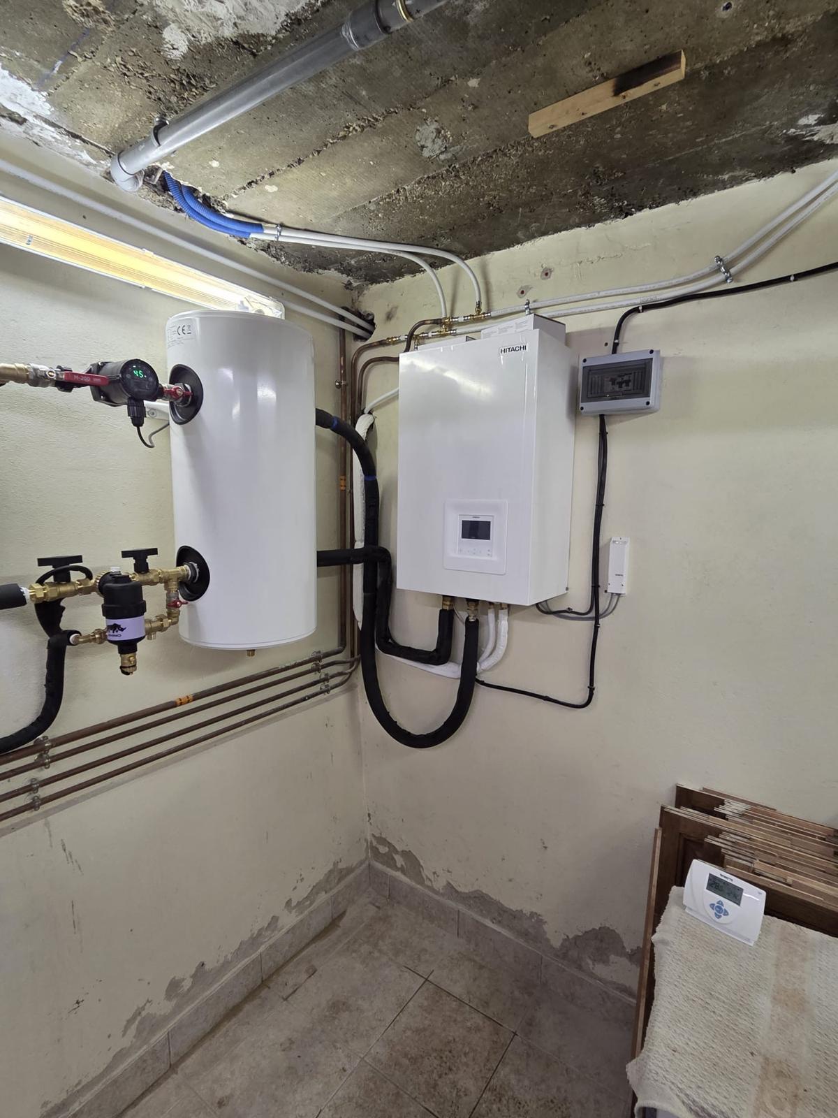 Module intérieur de pompe à chaleur air-eau Hitachi installé par ASD Energie