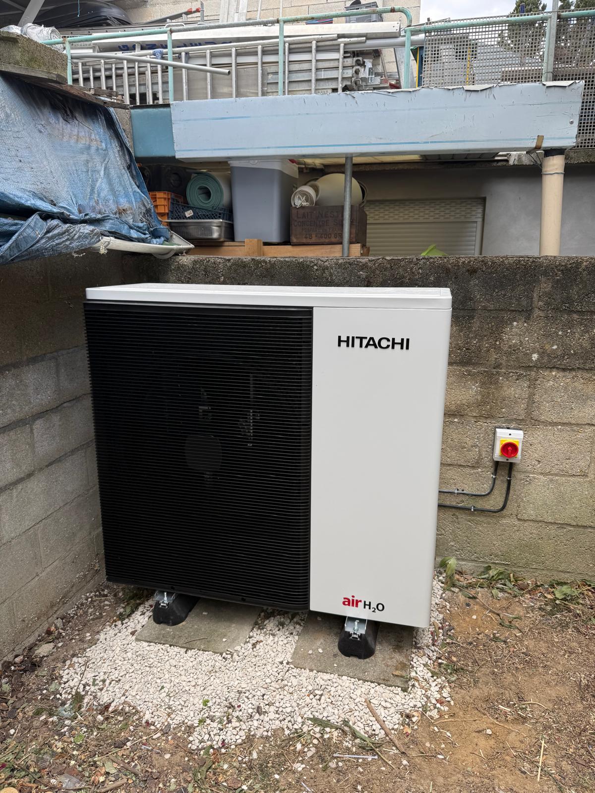 Unité extérieure de pompe à chaleur air-eau Hitachi installée par ASD Energie